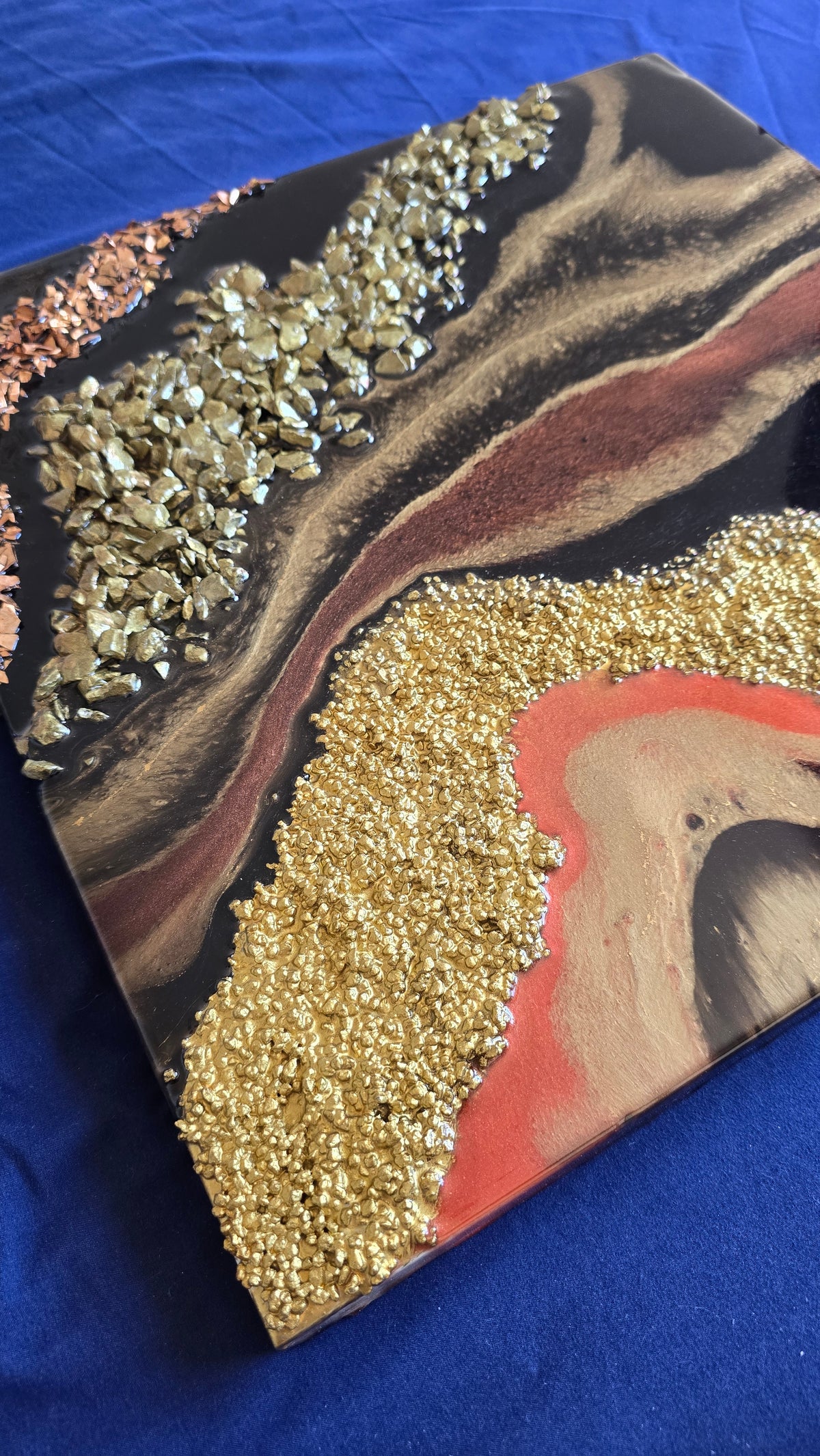 Quadratisches Resin Strukturbild Solas Mineral Glow in Schwarz, Gold, Kupfer und Perlmutt mit Steinen und plastischen Strukturelementen.