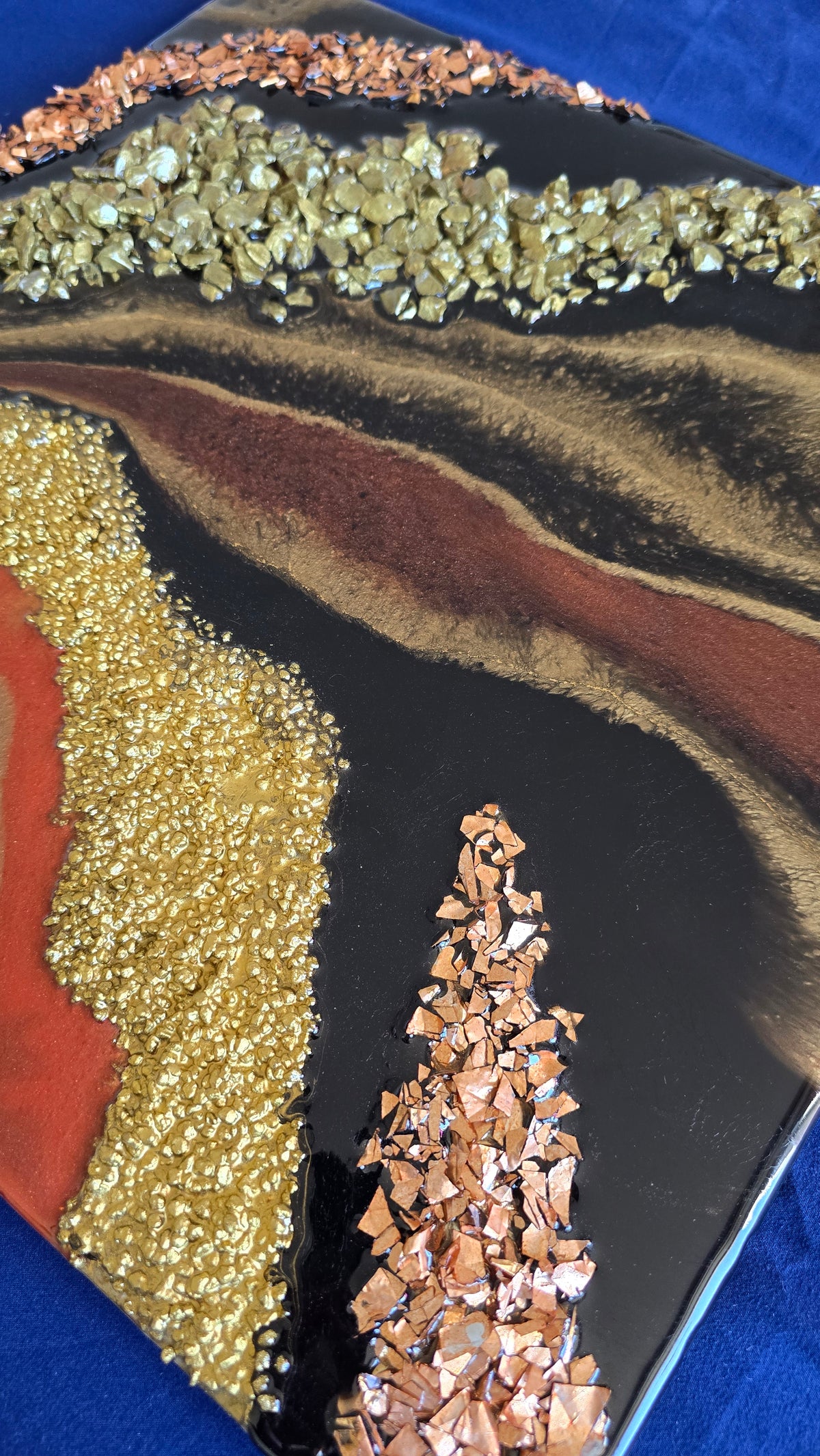 Quadratisches Resin Strukturbild Solas Mineral Glow in Schwarz, Gold, Kupfer und Perlmutt mit Steinen und plastischen Strukturelementen.
