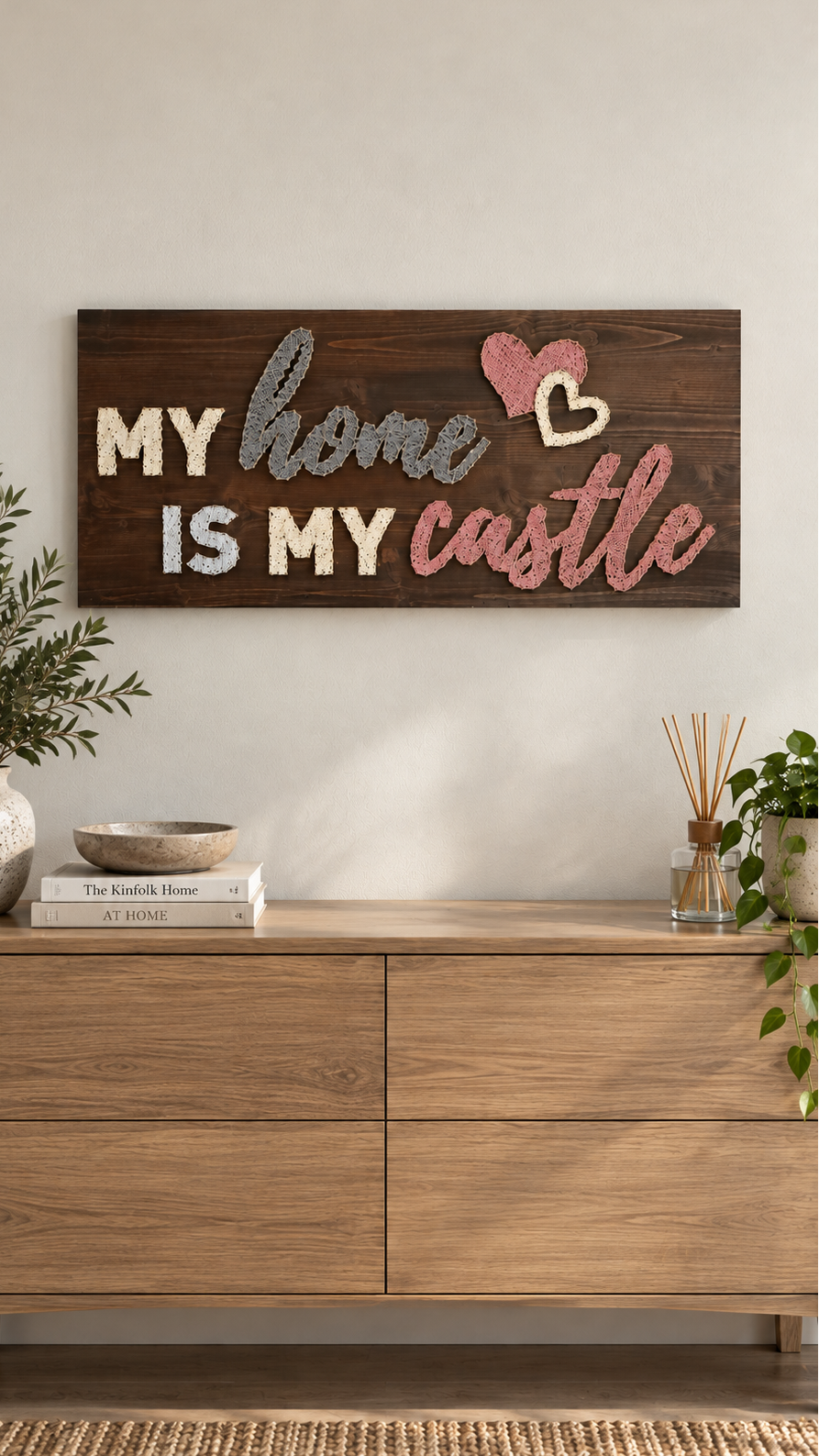 Handgefertigtes String Art Holzbild “My Home Is My Castle” auf dunklem Holz mit goldfarbenen Nägeln und creme-, grau- sowie rosafarbenen Fäden