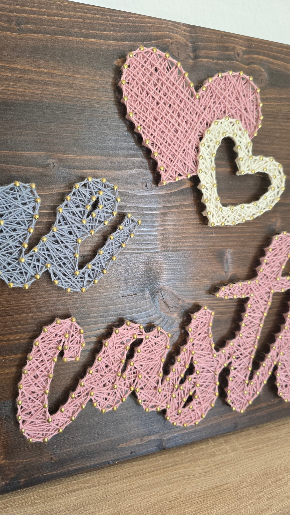 Handgefertigtes String Art Holzbild “My Home Is My Castle” auf dunklem Holz mit goldfarbenen Nägeln und creme-, grau- sowie rosafarbenen Fäden