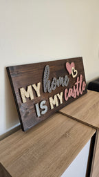 Handgefertigtes String Art Holzbild “My Home Is My Castle” auf dunklem Holz mit goldfarbenen Nägeln und creme-, grau- sowie rosafarbenen Fäden