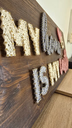 Handgefertigtes String Art Holzbild “My Home Is My Castle” auf dunklem Holz mit goldfarbenen Nägeln und creme-, grau- sowie rosafarbenen Fäden