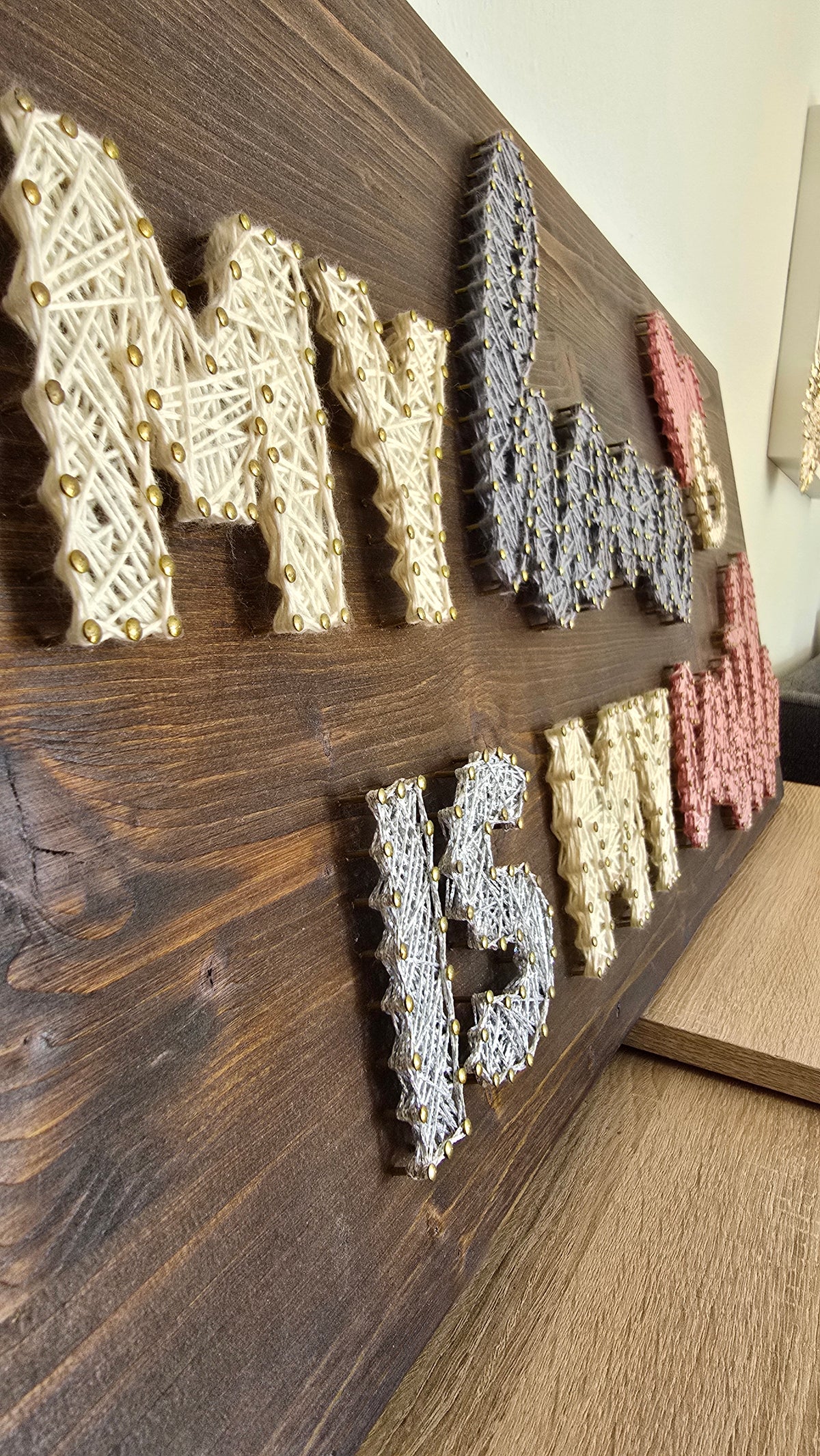 Handgefertigtes String Art Holzbild “My Home Is My Castle” auf dunklem Holz mit goldfarbenen Nägeln und creme-, grau- sowie rosafarbenen Fäden