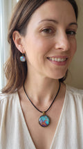 Rundes Cabochon-Schmuckset mit Anhänger und Ohrringen in Türkis, Violett und Gold mit organischer Zellstruktur