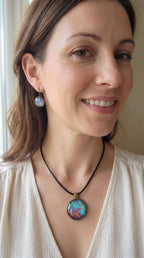 Rundes Cabochon-Schmuckset mit Anhänger und Ohrringen in Türkis, Violett und Gold mit organischer Zellstruktur