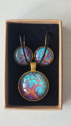 Rundes Cabochon-Schmuckset mit Anhänger und Ohrringen in Türkis, Violett und Gold mit organischer Zellstruktur