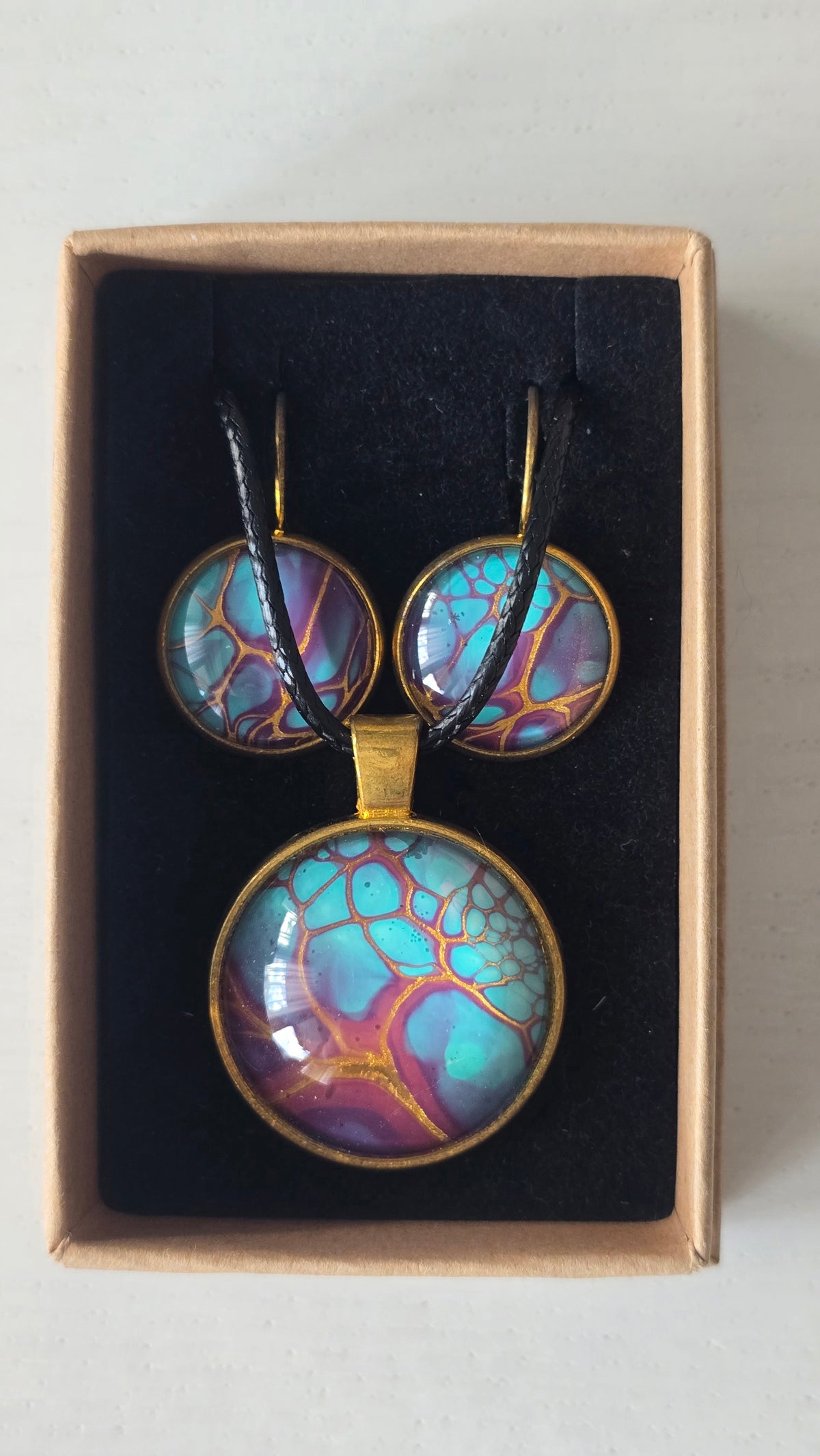Rundes Cabochon-Schmuckset mit Anhänger und Ohrringen in Türkis, Violett und Gold mit organischer Zellstruktur