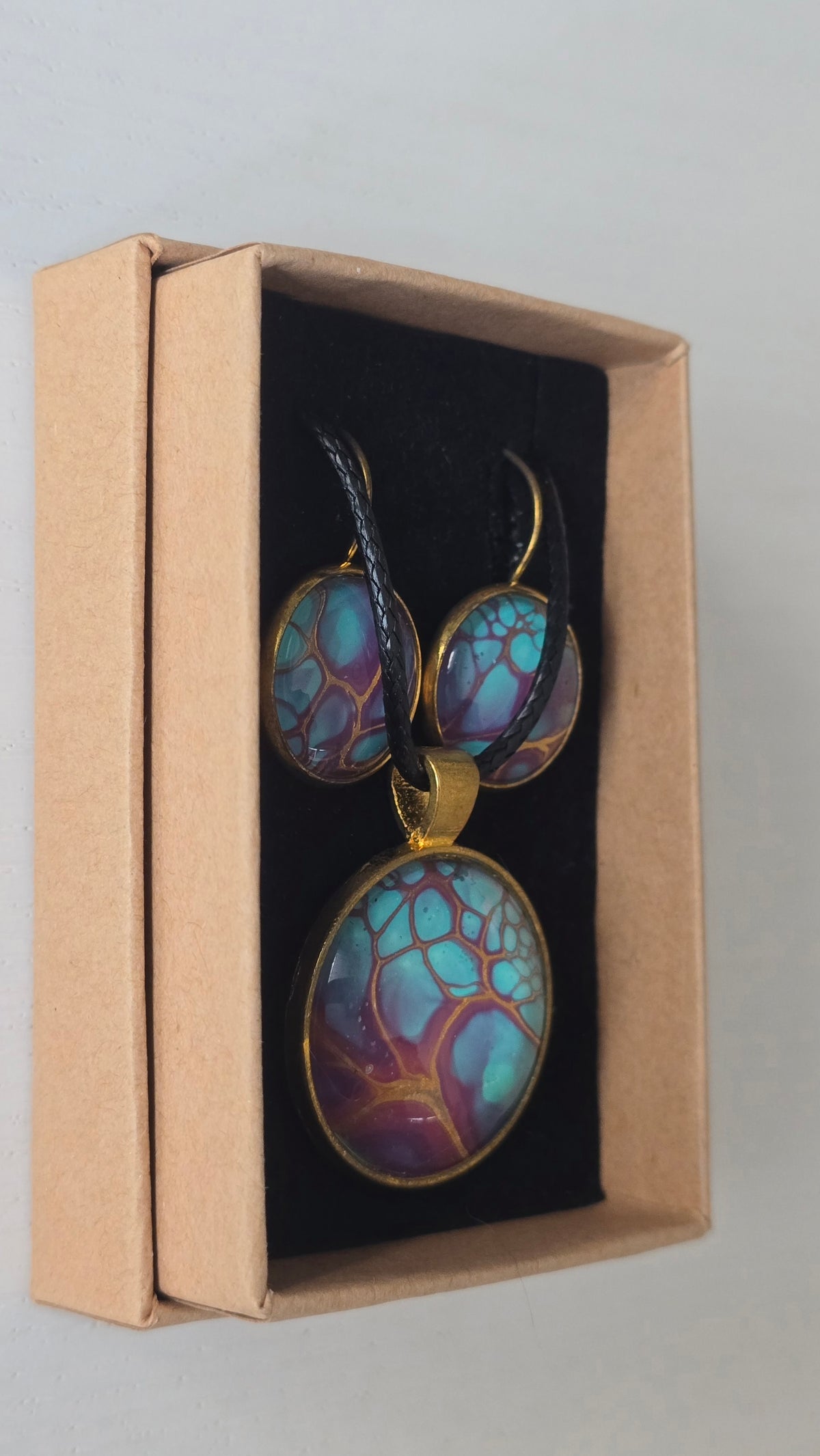 Rundes Cabochon-Schmuckset mit Anhänger und Ohrringen in Türkis, Violett und Gold mit organischer Zellstruktur
