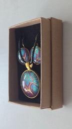 Rundes Cabochon-Schmuckset mit Anhänger und Ohrringen in Türkis, Violett und Gold mit organischer Zellstruktur
