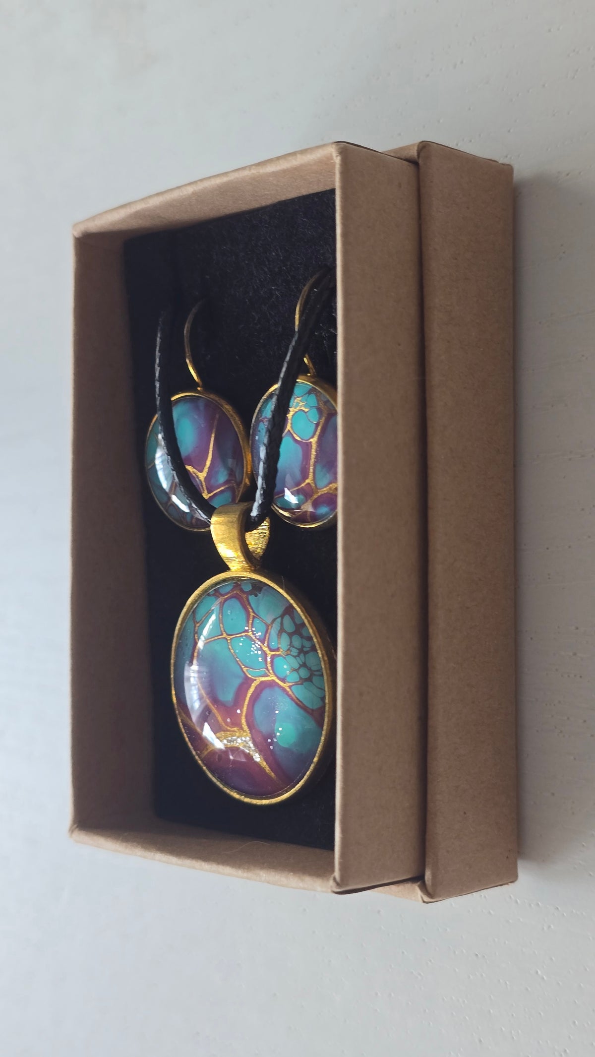 Rundes Cabochon-Schmuckset mit Anhänger und Ohrringen in Türkis, Violett und Gold mit organischer Zellstruktur