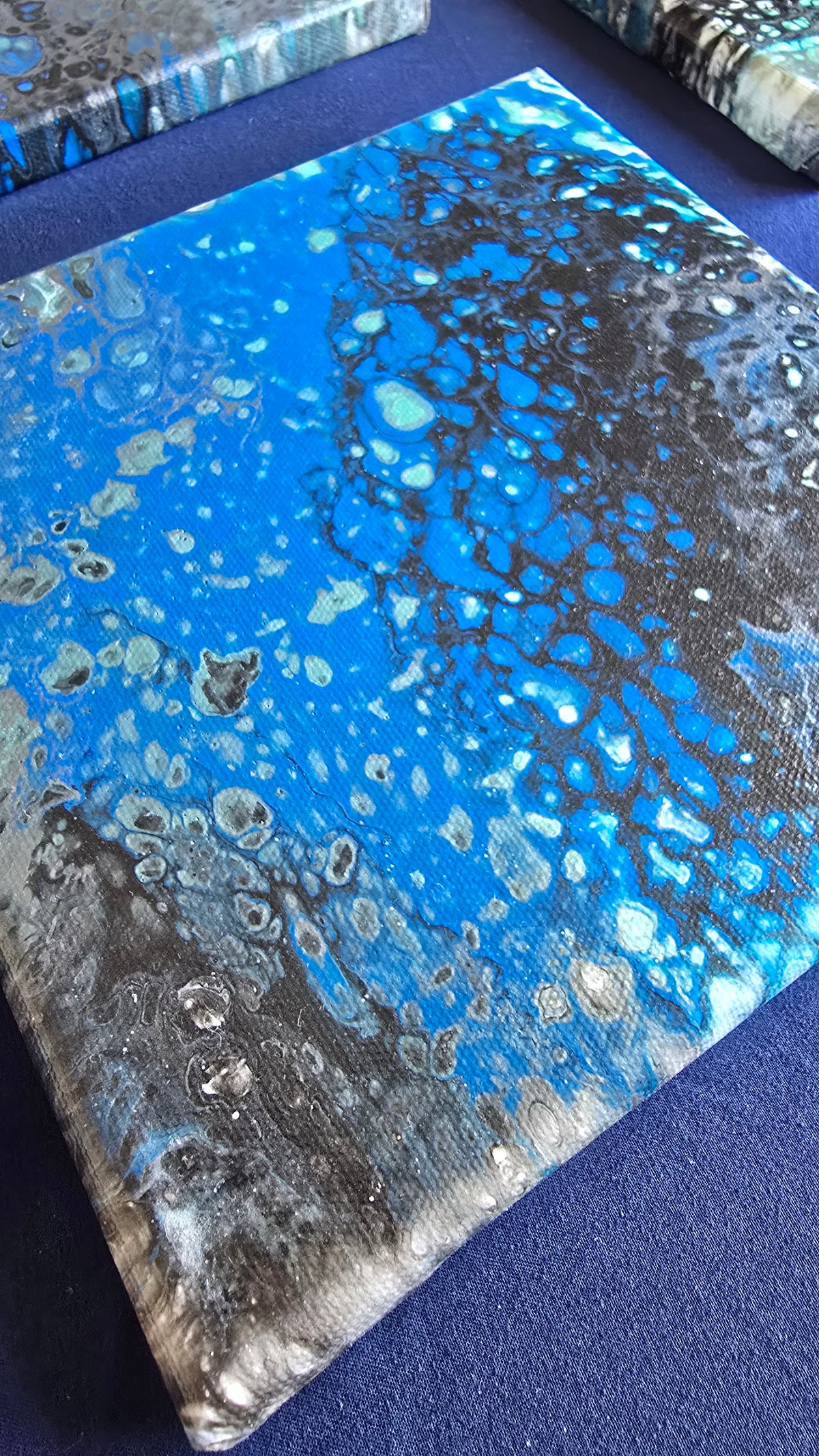 Solas Ocean Cells 3-teiliges abstraktes Acryl-Wandbild auf Leinwand in Blau, Türkis, Schwarz und Weiss