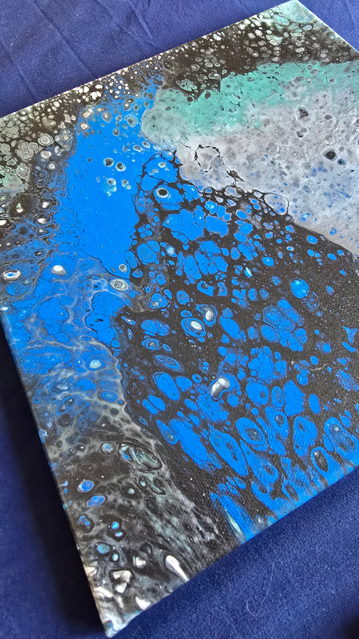 Solas Ocean Cells 3-teiliges abstraktes Acryl-Wandbild auf Leinwand in Blau, Türkis, Schwarz und Weiss
