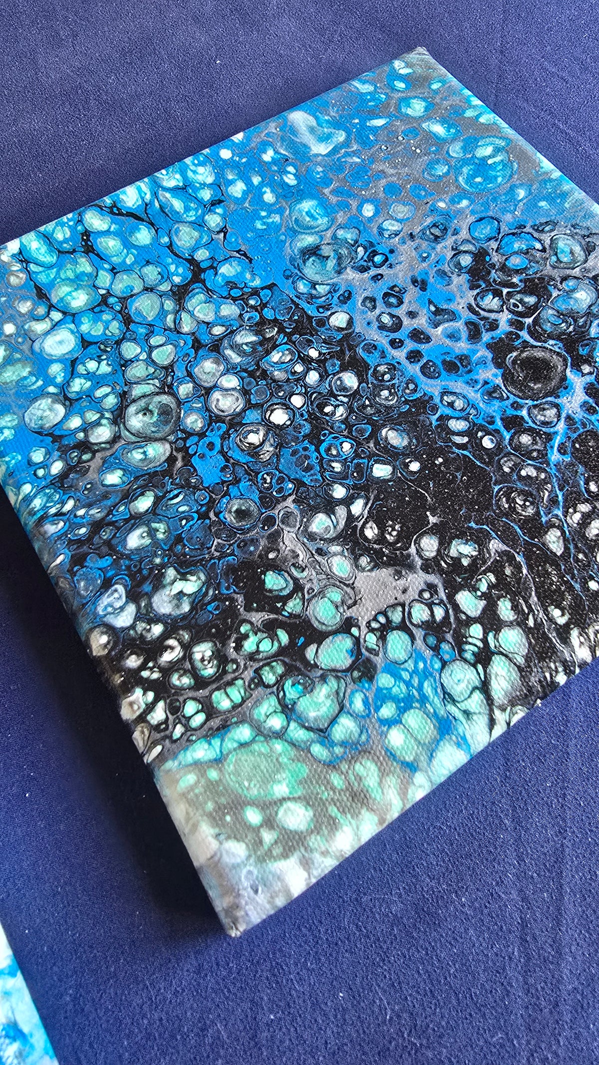 Solas Ocean Cells 3-teiliges abstraktes Acryl-Wandbild auf Leinwand in Blau, Türkis, Schwarz und Weiss
