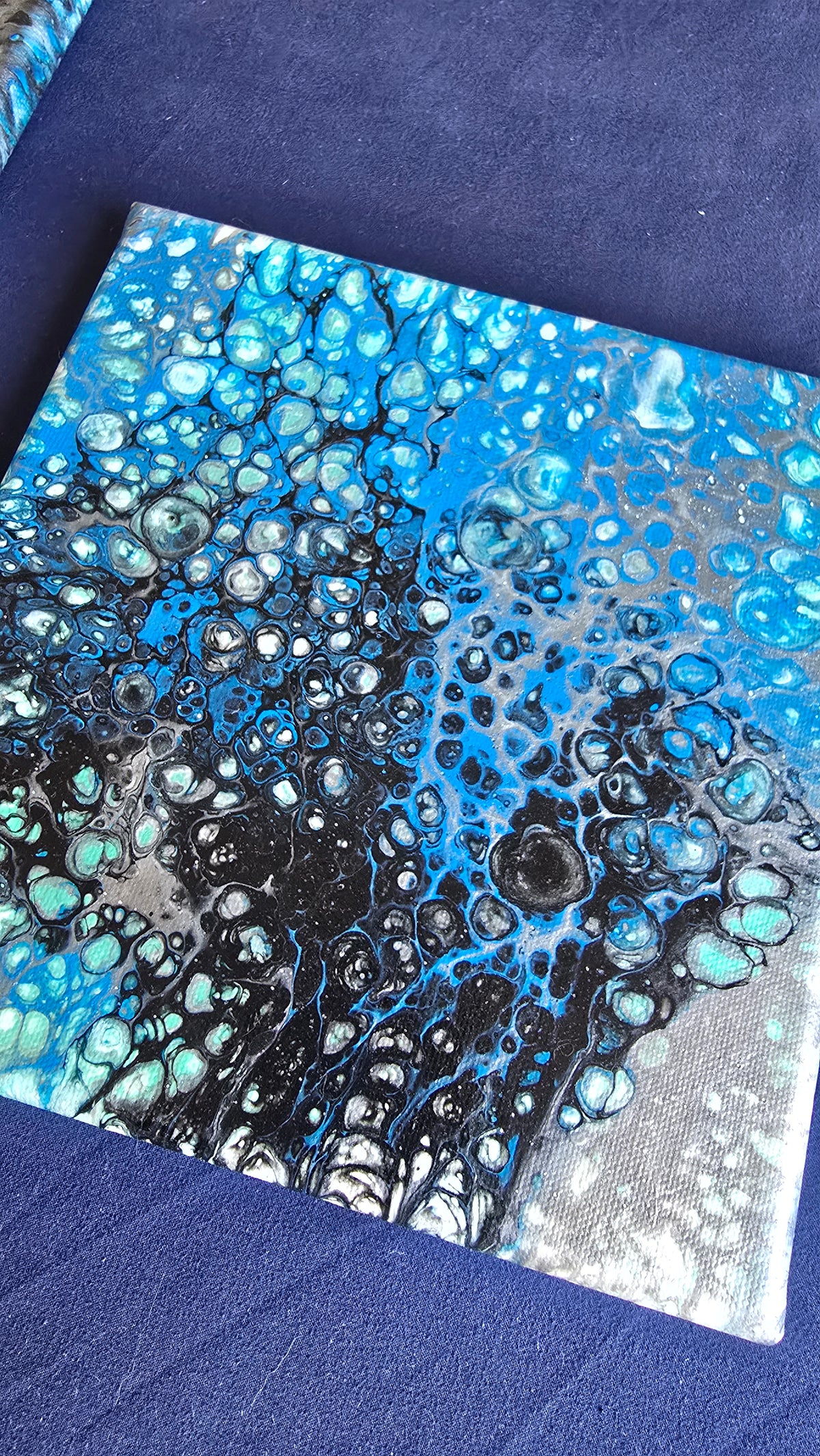 Solas Ocean Cells 3-teiliges abstraktes Acryl-Wandbild auf Leinwand in Blau, Türkis, Schwarz und Weiss