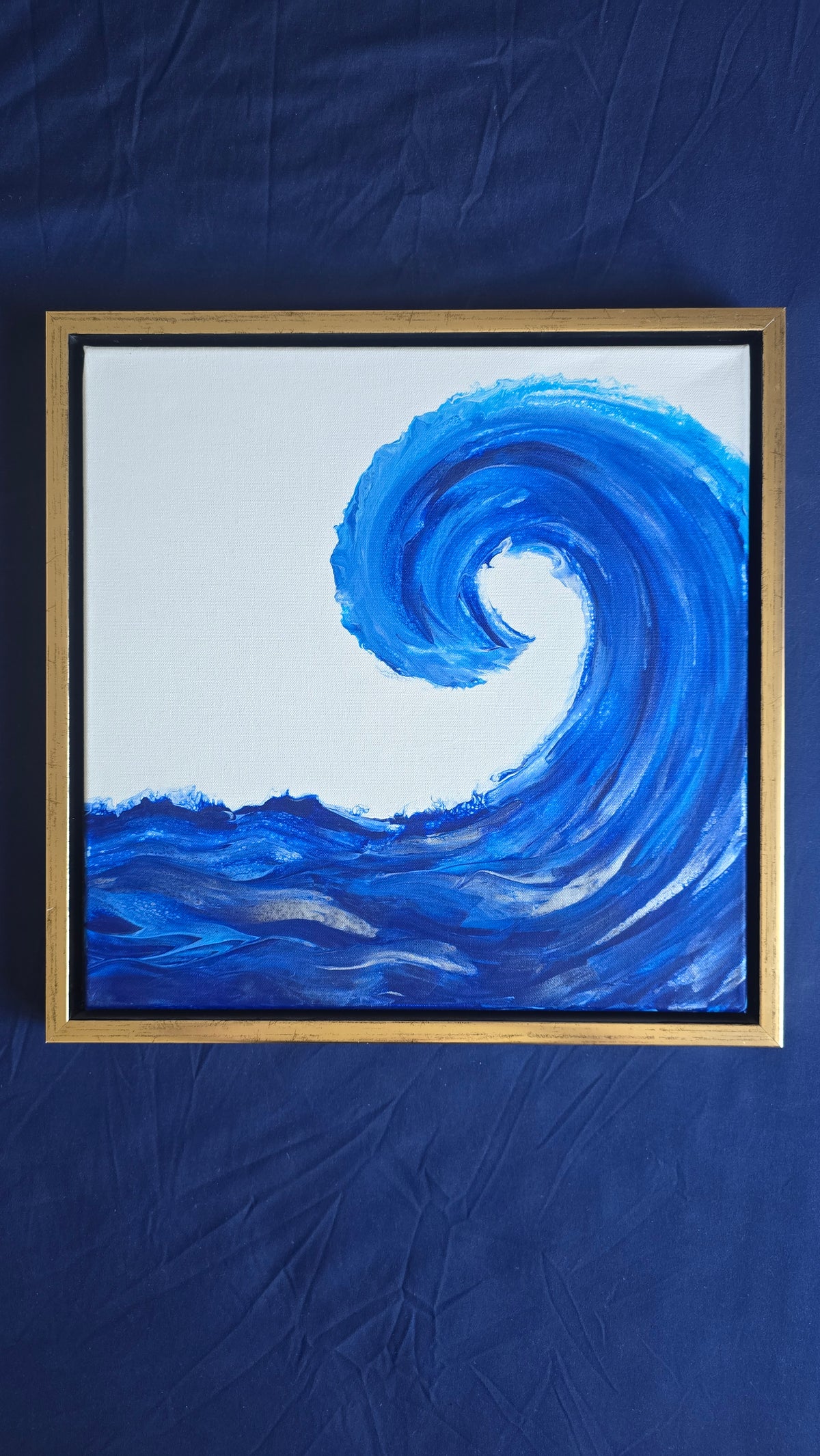 Solas Ocean Curl Acryl-Wellenbild 40 × 40 cm in Blautönen mit goldfarbenem Schattenfugenrahmen