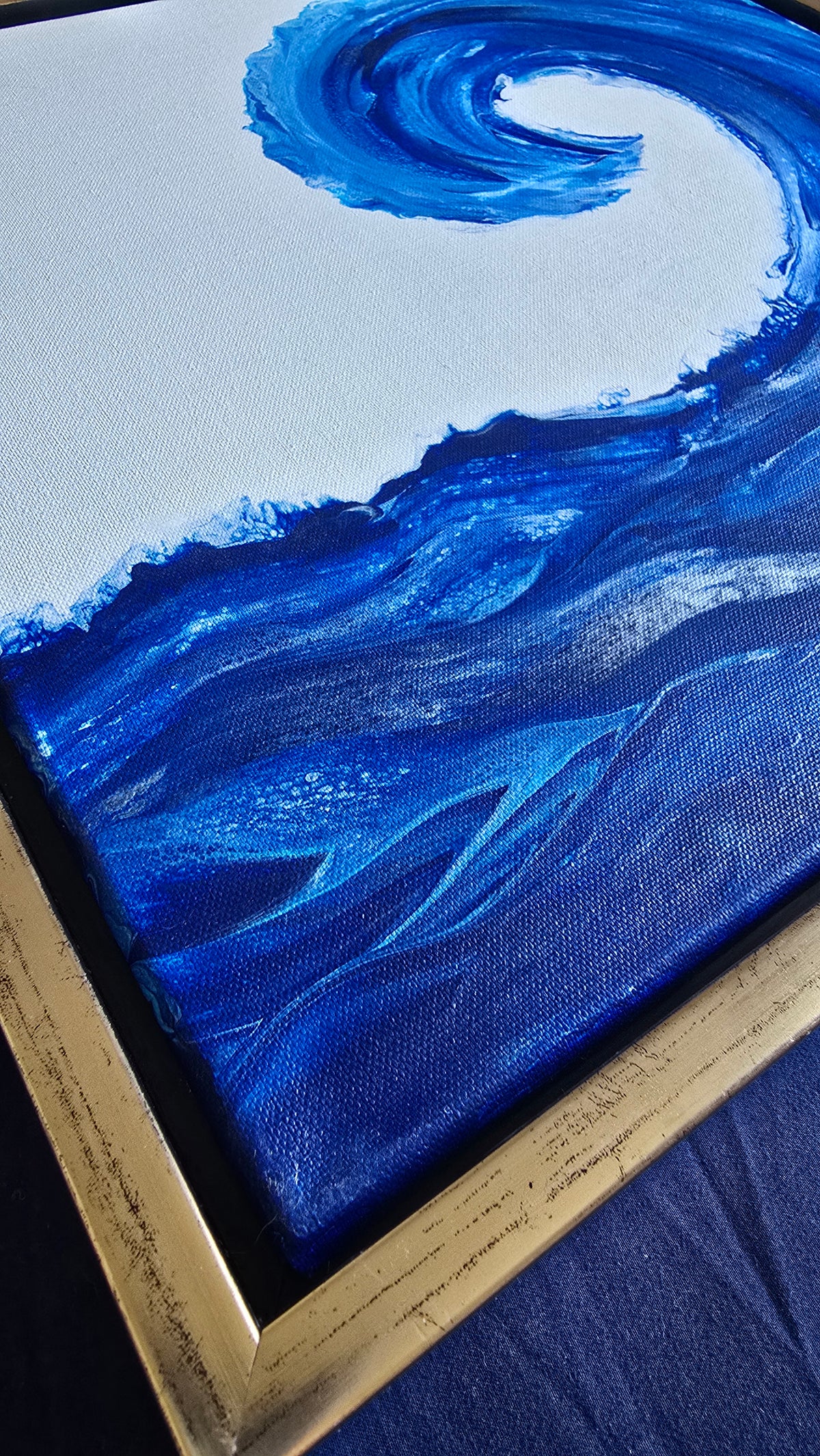 Solas Ocean Curl Acryl-Wellenbild 40 × 40 cm in Blautönen mit goldfarbenem Schattenfugenrahmen
