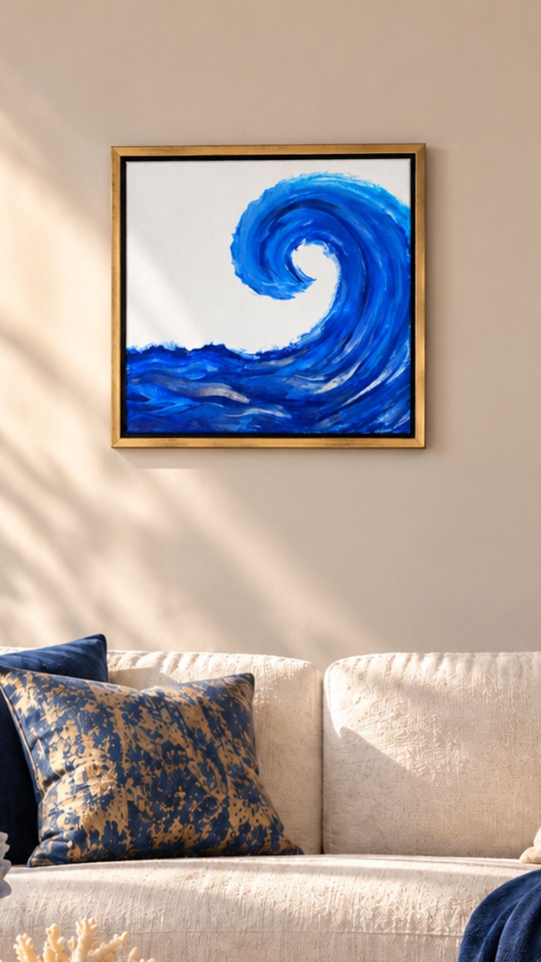 Solas Ocean Curl Acryl-Wellenbild 40 × 40 cm in Blautönen mit goldfarbenem Schattenfugenrahmen