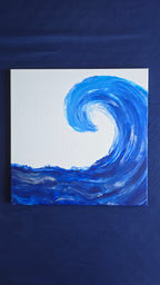 Quadratisches Acryl-Leinwandbild mit grosser geschwungener Meereswelle in verschiedenen kräftigen Blautönen auf weissem Hintergrund.