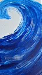 Quadratisches Acryl-Leinwandbild mit grosser geschwungener Meereswelle in verschiedenen kräftigen Blautönen auf weissem Hintergrund.