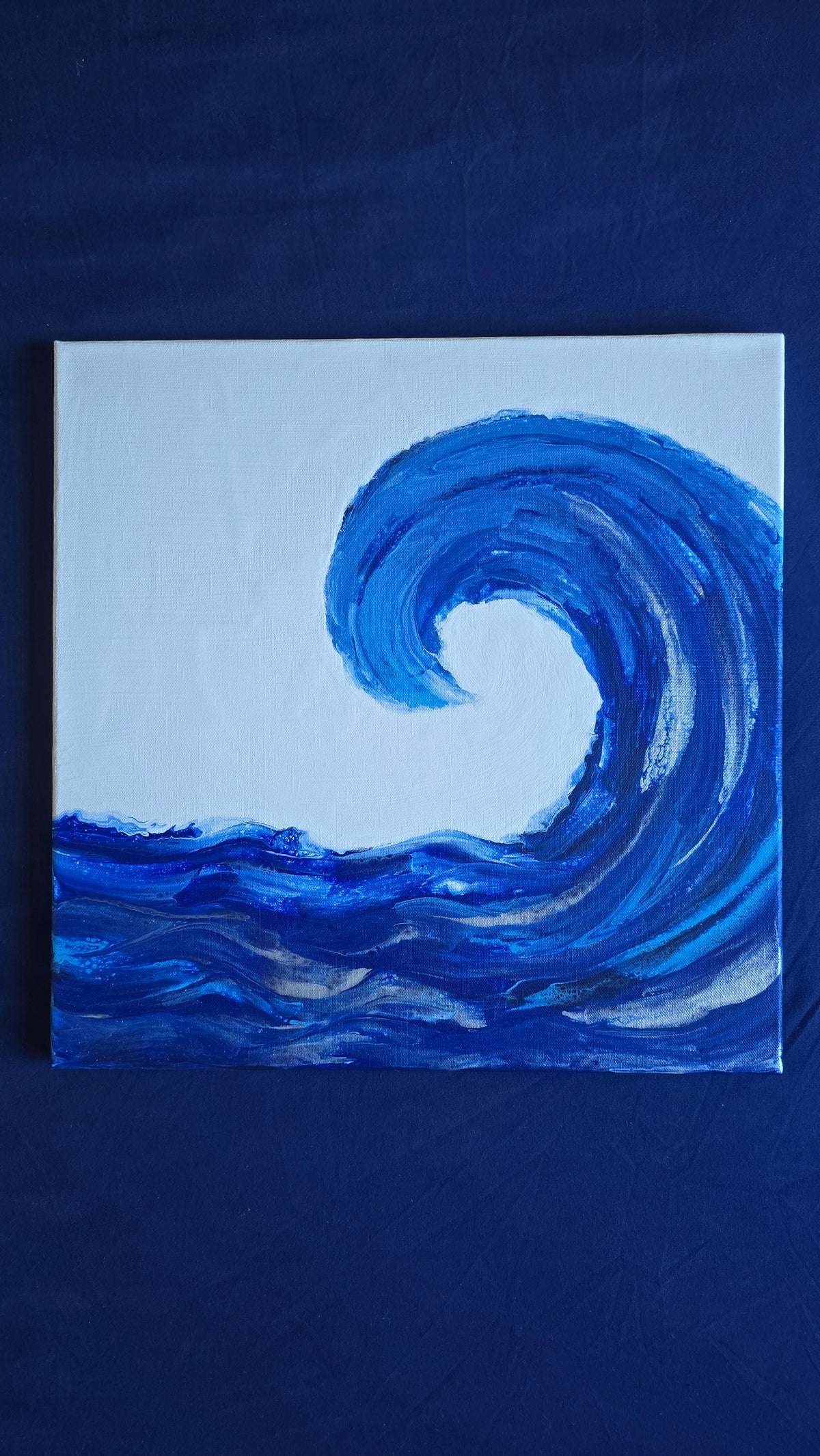 Quadratisches Acryl-Leinwandbild mit grosser geschwungener Welle in verschiedenen Blau- und Dunkelblautönen auf hellem Hintergrund.