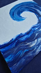 Quadratisches Acryl-Leinwandbild mit grosser geschwungener Welle in verschiedenen Blau- und Dunkelblautönen auf hellem Hintergrund.