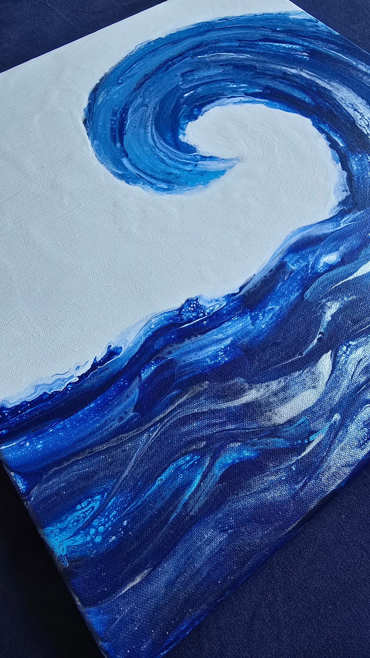 Quadratisches Acryl-Leinwandbild mit grosser geschwungener Welle in verschiedenen Blau- und Dunkelblautönen auf hellem Hintergrund.