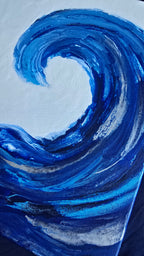 Quadratisches Acryl-Leinwandbild mit grosser geschwungener Welle in verschiedenen Blau- und Dunkelblautönen auf hellem Hintergrund.