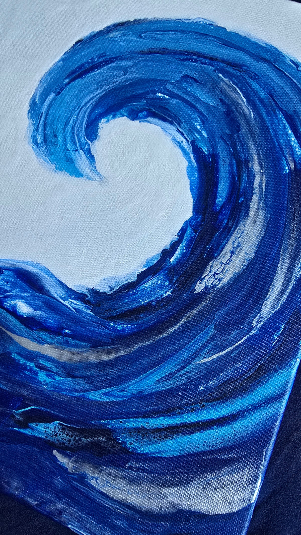 Quadratisches Acryl-Leinwandbild mit grosser geschwungener Welle in verschiedenen Blau- und Dunkelblautönen auf hellem Hintergrund.