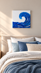Quadratisches Acryl-Leinwandbild mit grosser geschwungener Welle in verschiedenen Blau- und Dunkelblautönen auf hellem Hintergrund.