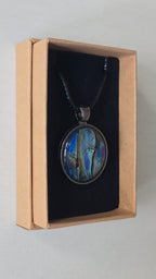 Runde Cabochon Kette Solas Ocean Veil in Blau, Türkis, Petrol und Grün mit dunkler Metallfassung und schwarzem Band.