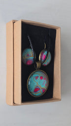 Rundes Cabochon-Schmuckset mit Halskettenanhänger und passenden Ohrringen in Türkis und kräftigem Pink mit feinen goldenen Linien.