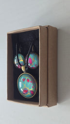 Rundes Cabochon-Schmuckset mit Halskettenanhänger und passenden Ohrringen in Türkis und kräftigem Pink mit feinen goldenen Linien.