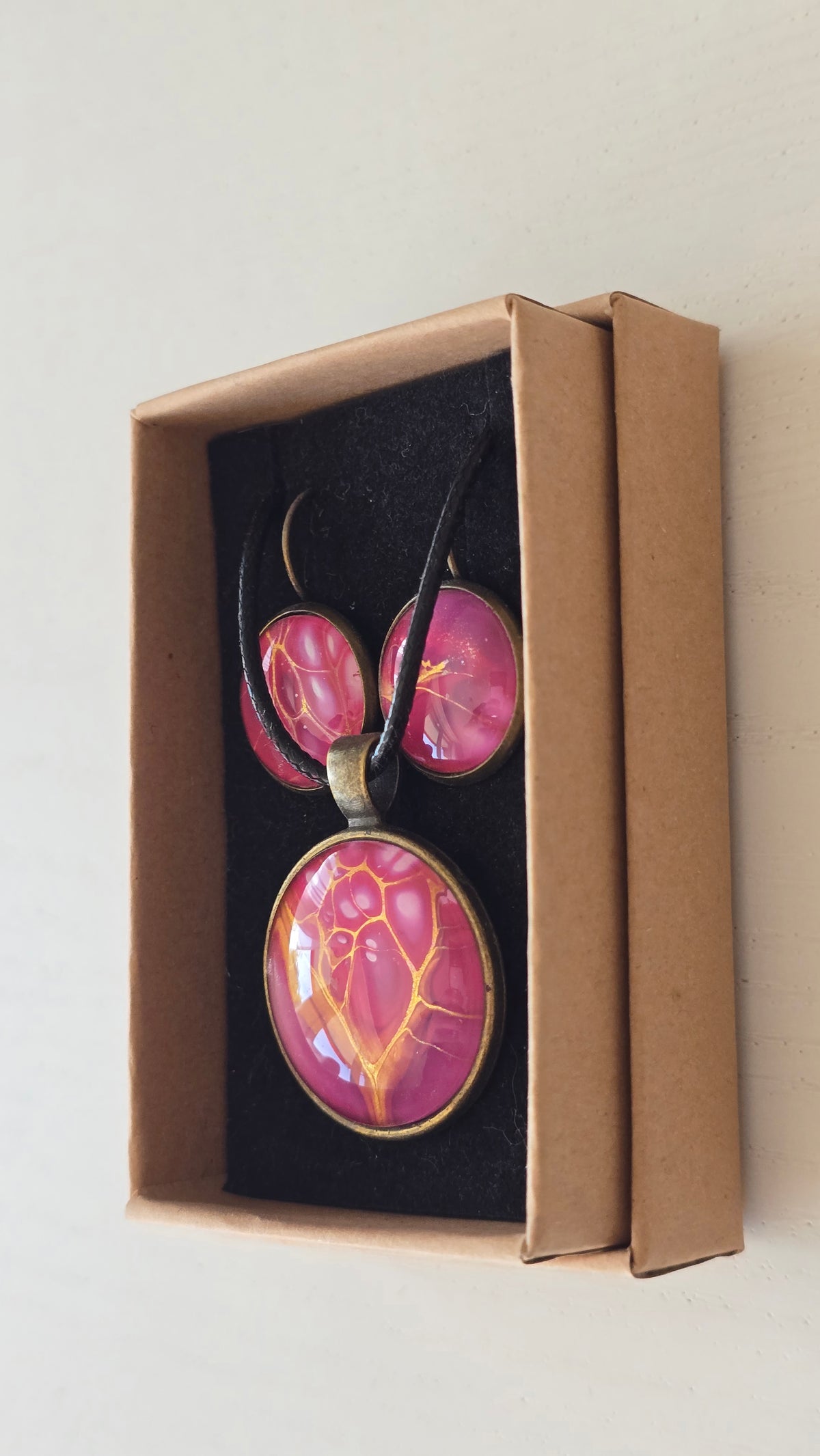 Handgefertigtes Schmuckset Solas Pink Dream mit runder Halskette und passenden Ohrringen in leuchtenden Pink-, Magenta- und Goldtönen mit fließender Marmorierung.