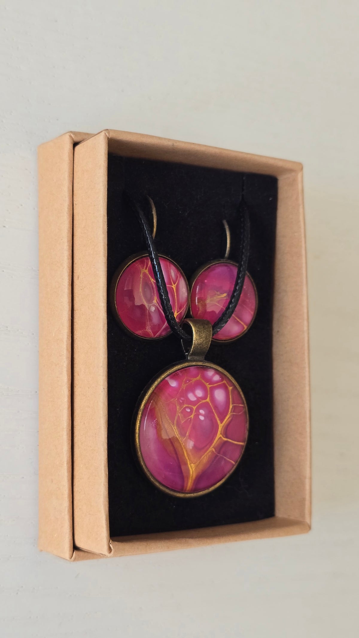 Handgefertigtes Schmuckset Solas Pink Dream mit runder Halskette und passenden Ohrringen in leuchtenden Pink-, Magenta- und Goldtönen mit fließender Marmorierung.