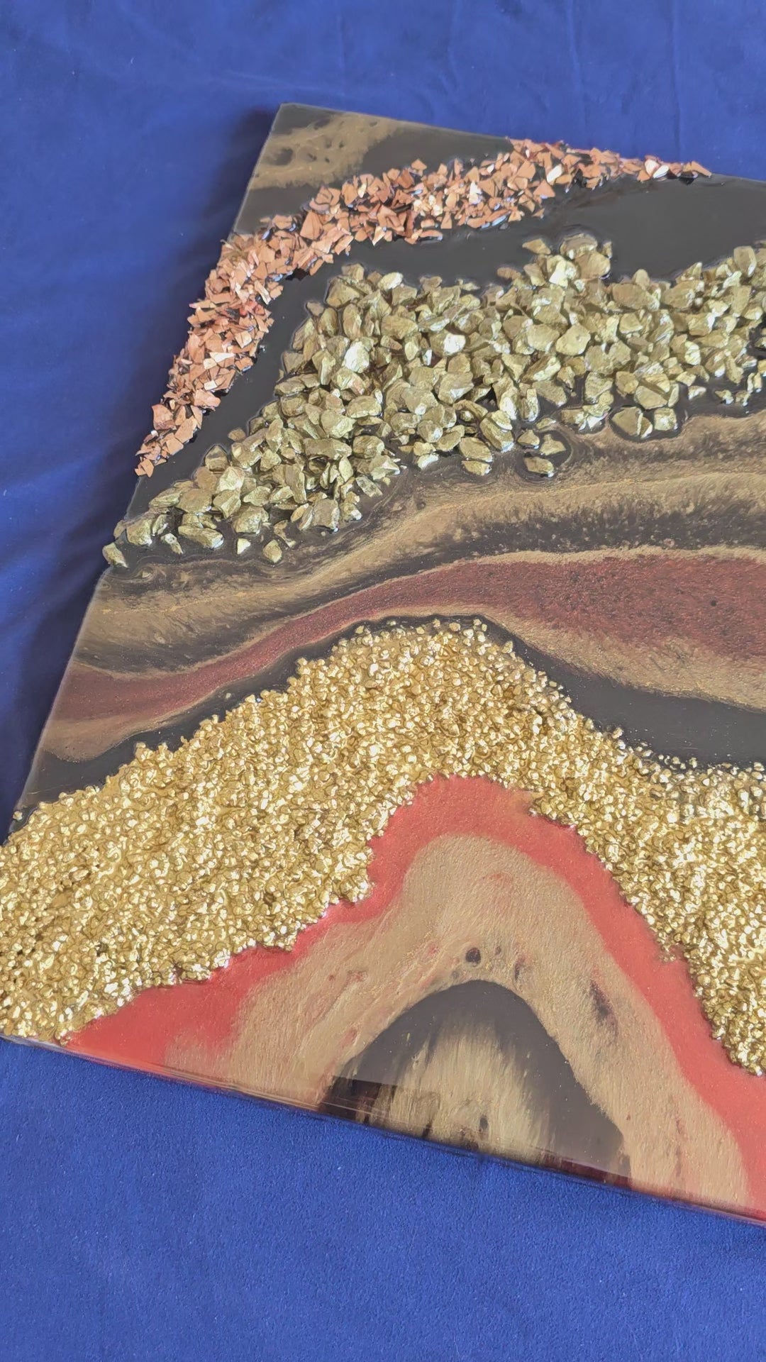 Quadratisches Resin Strukturbild Solas Mineral Glow in Schwarz, Gold, Kupfer und Perlmutt mit Steinen und plastischen Strukturelementen.