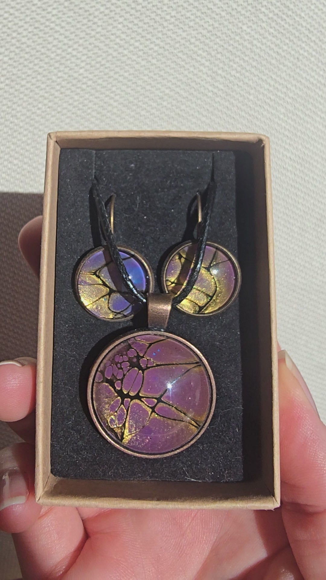 Handgefertigtes Schmuckset Solas Lavender Dawn mit runder Halskette und passenden Ohrringen in Lavendel-, Rosé- und Goldtönen.