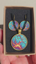 Rundes Cabochon-Schmuckset mit Anhänger und Ohrringen in Türkis, Violett und Gold mit organischer Zellstruktur