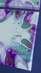 Fünf abstrakte Leinwandbilder in unterschiedlichen Grössen mit fliessenden Strukturen in Violett, Türkis, Weiss sowie Gold- und Bronzeakzenten.
