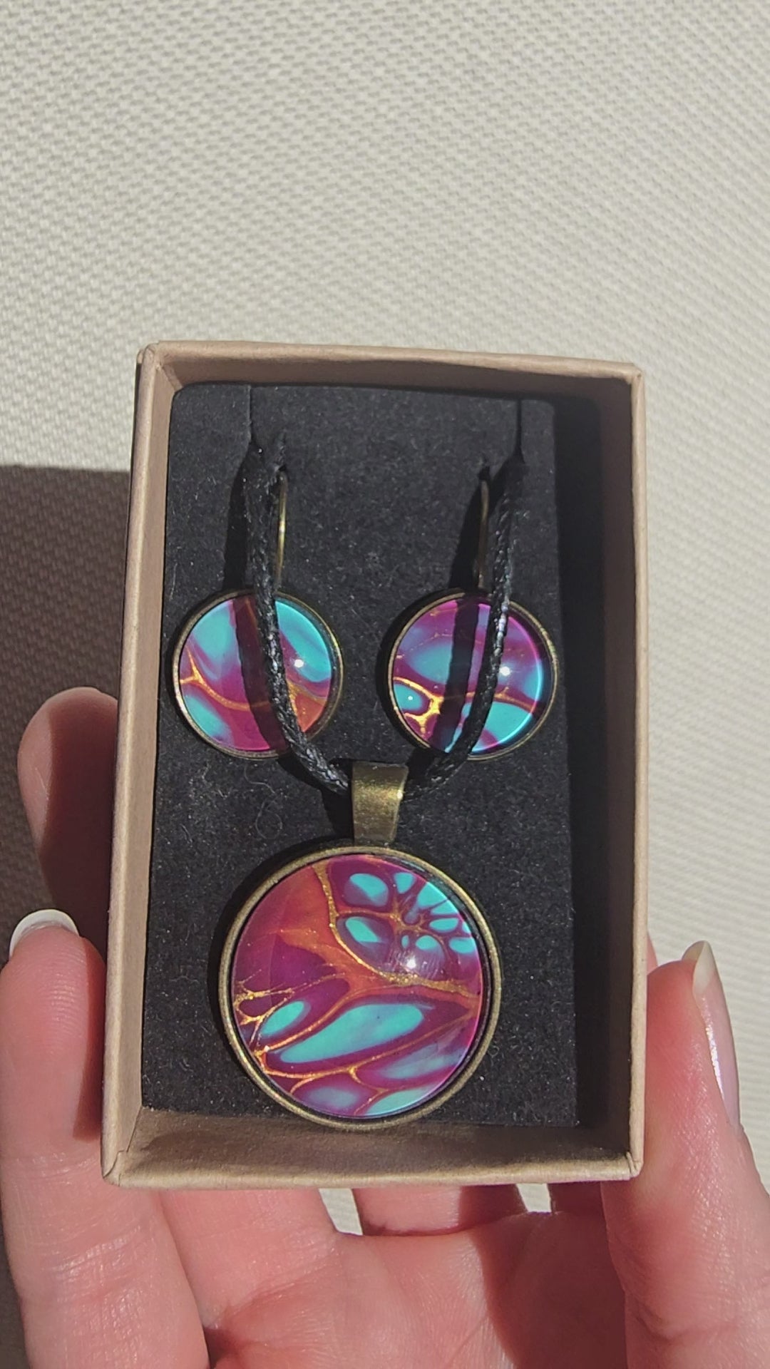 Handgefertigtes Schmuckset Solas Bloom mit Halskette und hängenden Ohrringen in Magenta, Türkis und Gold