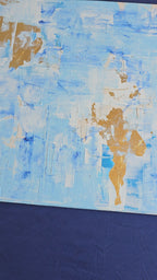 Quadratisches abstraktes Acryl-Leinwandbild mit strukturierten Farbflächen in Hellblau, Weiss, kräftigem Blau und goldenen Akzenten.