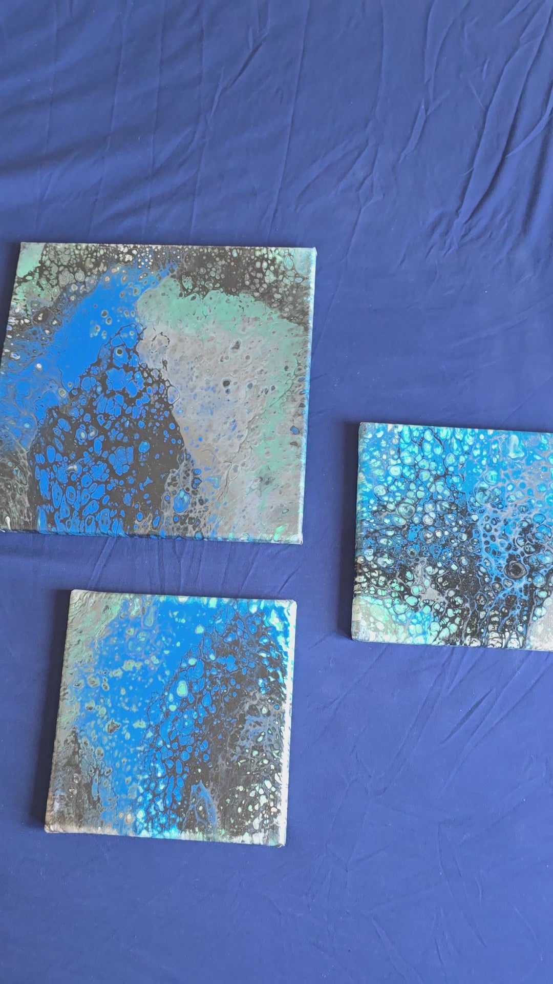 Solas Ocean Cells 3-teiliges abstraktes Acryl-Wandbild auf Leinwand in Blau, Türkis, Schwarz und Weiss