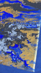 Zwei quadratische abstrakte Acryl-Leinwandbilder mit fliessenden Strukturen in kräftigem Blau, Gold, Weiss, Grau und Schwarz.