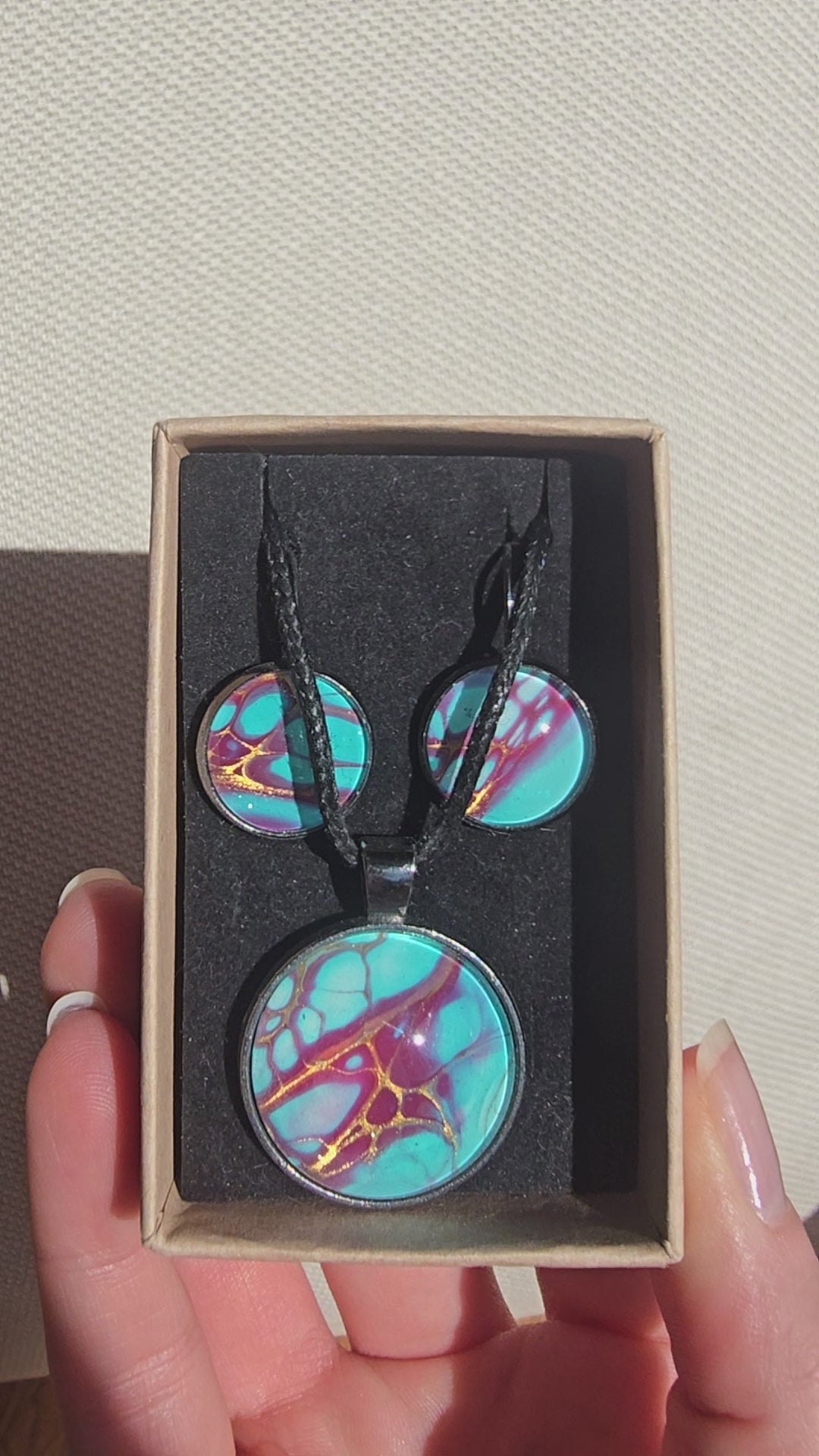 Handgefertigtes Schmuckset Solas Mosaic mit runder Halskette und passenden Ohrringen in Türkis-, Beeren- und Goldtönen mit kunstvoller Mosaikstruktur.