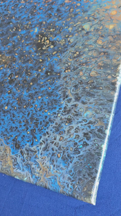 Quadratisches abstraktes Leinwandbild in intensivem Blau und Türkis mit dunklen Zellstrukturen sowie kleinen goldenen und erdigen Akzenten.
