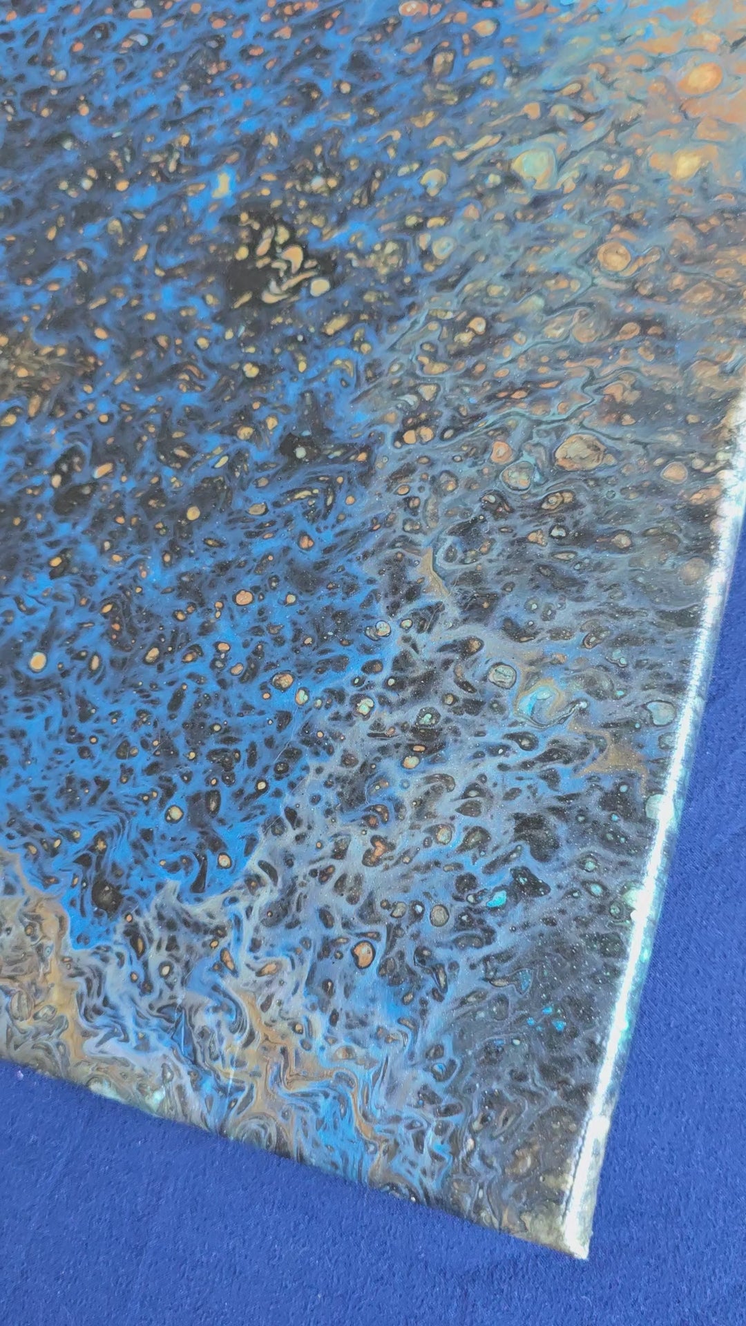 Quadratisches abstraktes Leinwandbild in intensivem Blau und Türkis mit dunklen Zellstrukturen sowie kleinen goldenen und erdigen Akzenten.