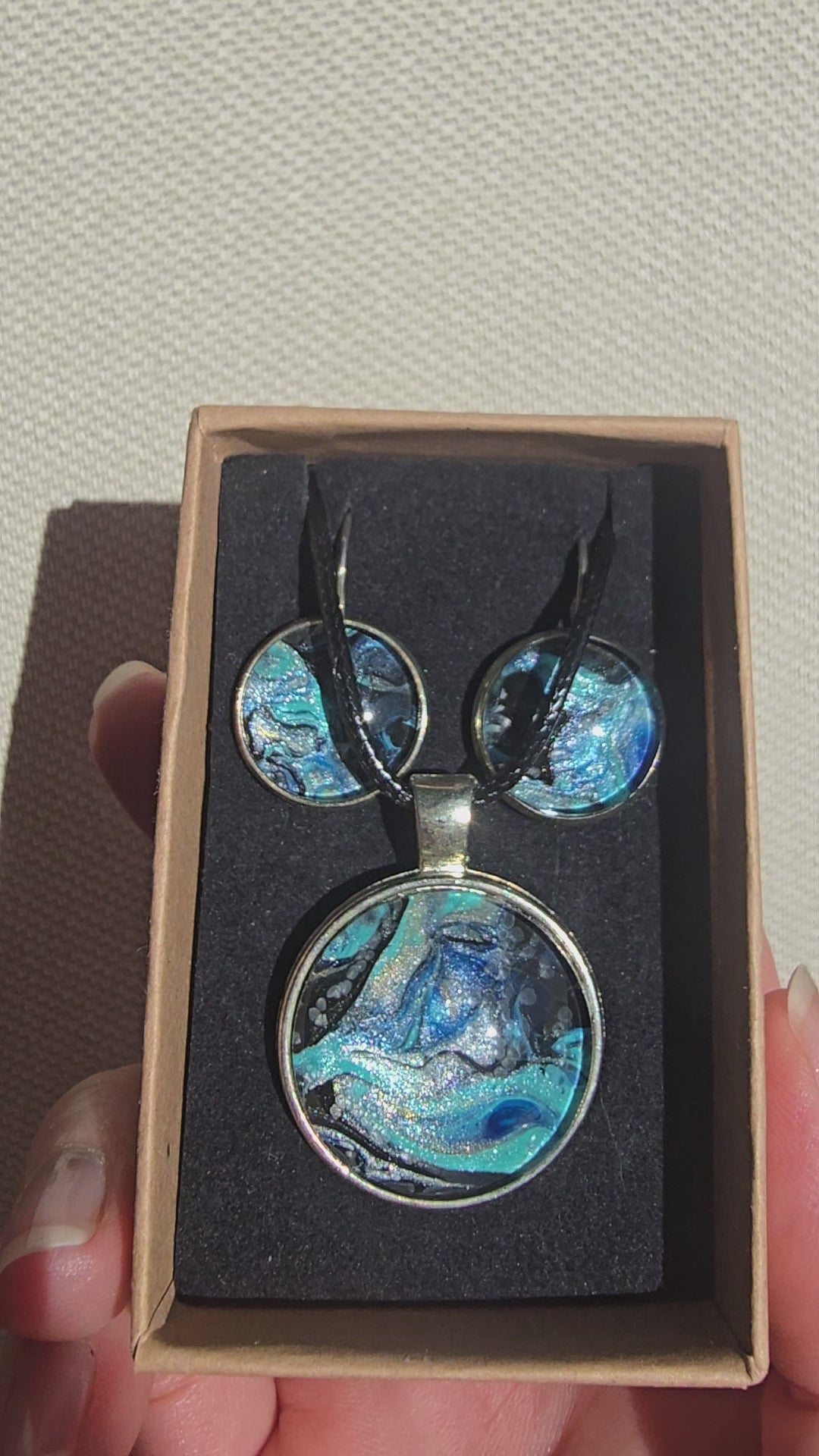 Handgefertigtes Schmuckset Solas Eclipse mit Halskette und hängenden Ohrringen in Blau, Türkis, Schwarz und Gold
