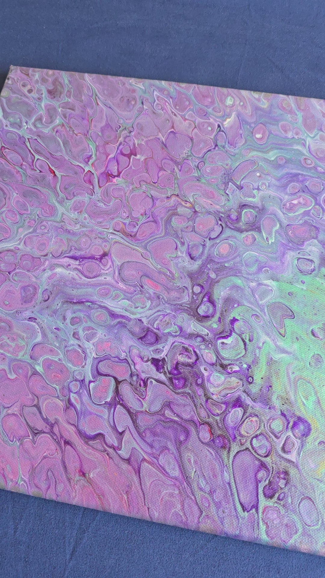 Quadratisches Acryl-Leinwandbild mit fliessenden Zellstrukturen in Flieder, Rosé, Violett und zarten Minttönen.