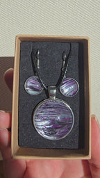 Handgefertigtes Schmuckset Solas Purple Sands mit runder Halskette und passenden Ohrringen in Violett-, Flieder- und Silbertönen mit feiner, sandähnlicher Linienstruktur.