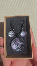 Handgefertigtes Schmuckset Solas Moonshadow mit runder Halskette und passenden Ohrringen in Schwarz-, Silber- und Violetttönen mit organischer Marmorierung.
