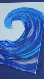 Quadratisches Acryl-Leinwandbild mit grosser geschwungener Welle in verschiedenen Blau- und Dunkelblautönen auf hellem Hintergrund.